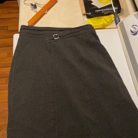 Nice dark brown/black skirt. - Picture 1 of 3